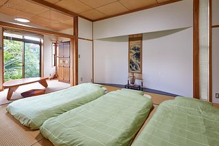 和室の掛け軸とお布団