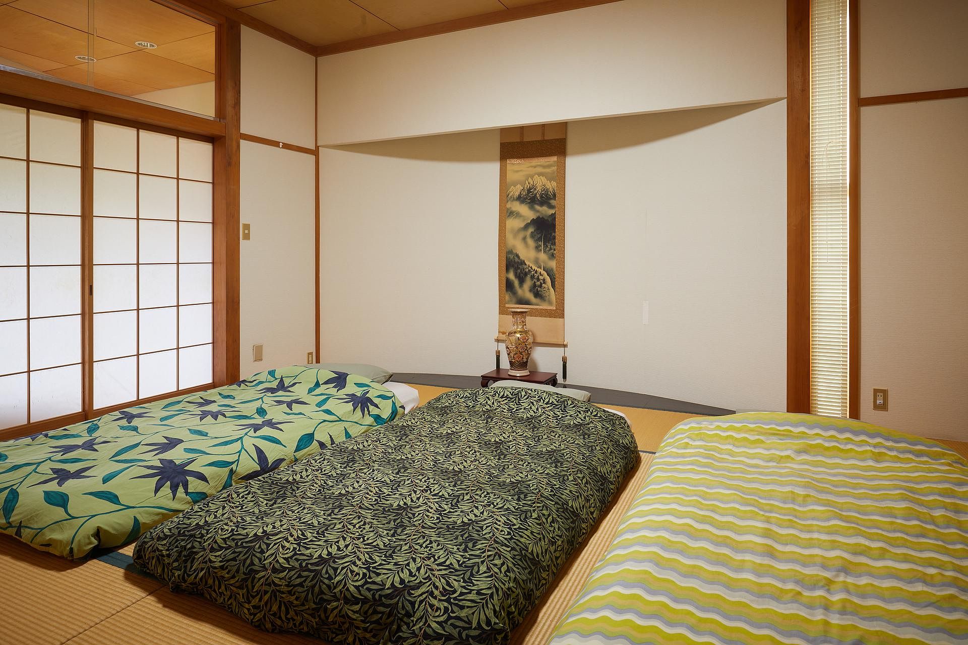 和室の掛け軸とお布団