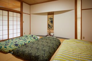 和室の掛け軸とお布団