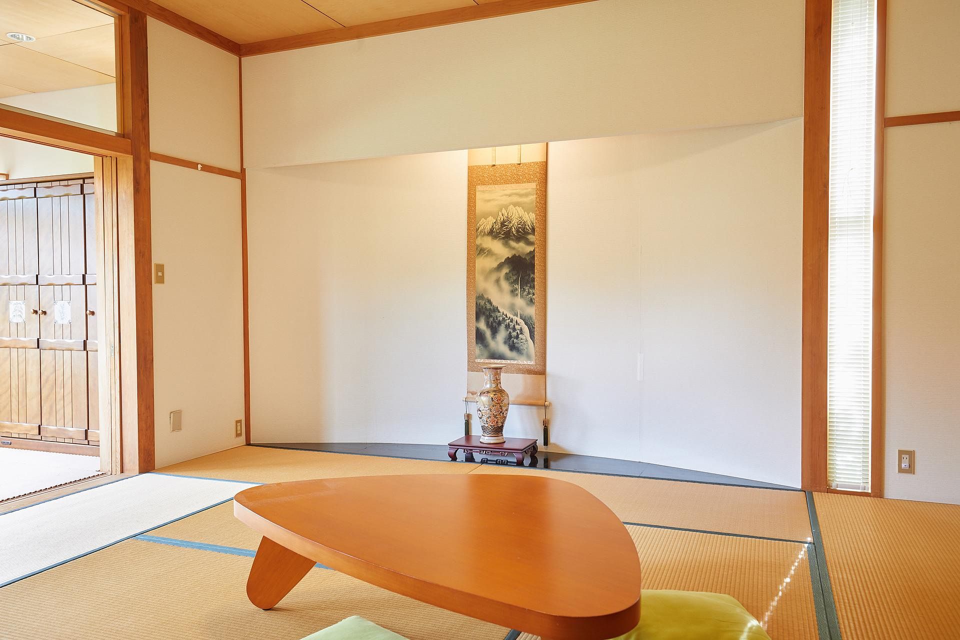 和室の掛け軸とテーブル