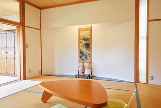 和室の掛け軸とテーブル