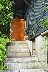 階段を登って玄関に。