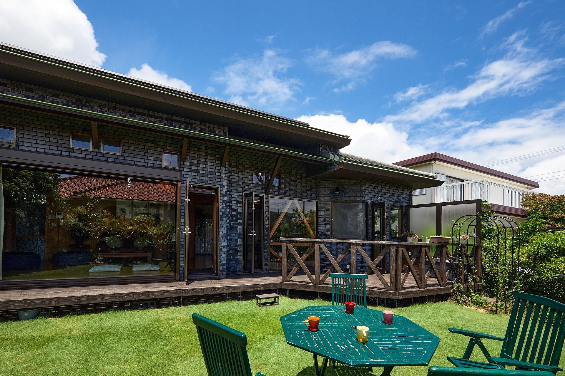 芝生の庭からの外観