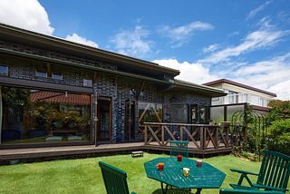 芝生の庭からの外観