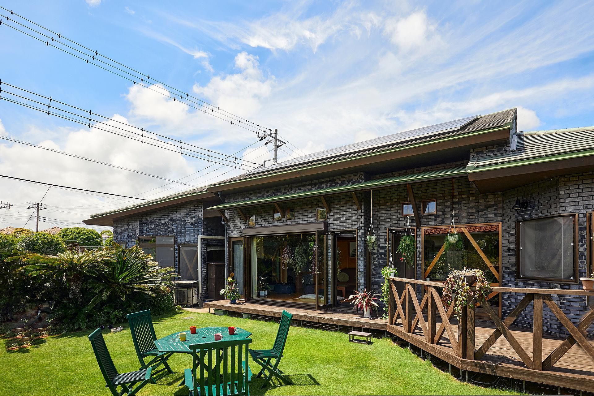 芝生の庭からの外観