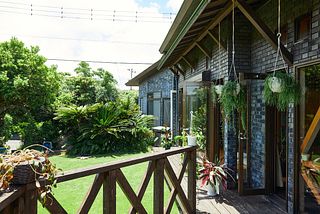 芝生の庭からの外観