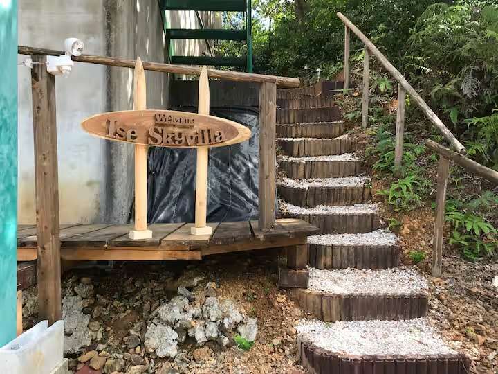 玄関まで少しだけ急な階段があります