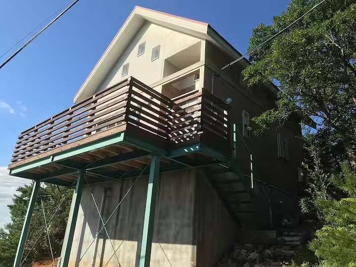 標高約500ｍの山頂付近の斜面に建っています