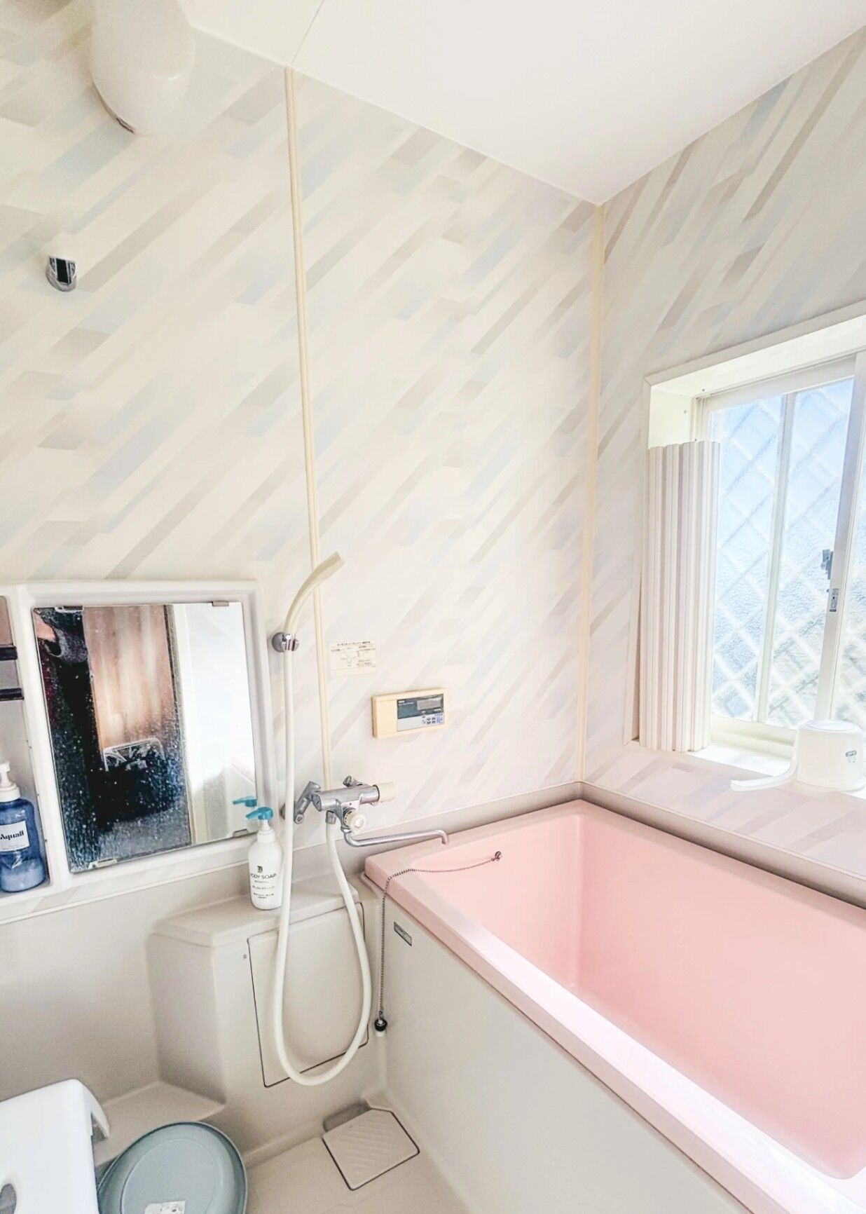 浴室：バス・トイレ別。コンパクトながら深めの浴槽で、毎回丁寧に清掃しています。