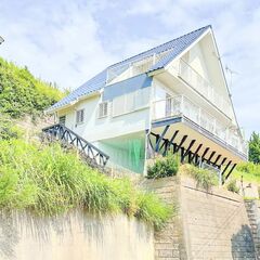 外観:海辺に映える可愛い青い一軒家を、まるごと貸切でご利用いただけます。