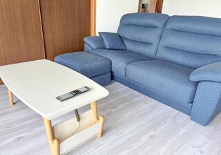 リビング(1階):ソファ・TV完備。海を眺めながらゆったりくつろげる空間です。