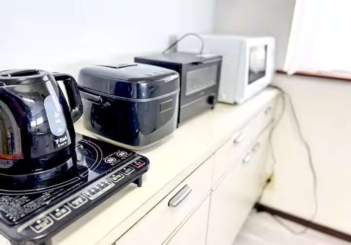 キッチン：基本的な家電・食器を完備。暮らすように滞在できる使いやすいキッチンです。
