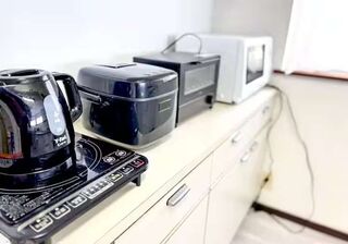 キッチン:基本的な家電・食器を完備。暮らすように滞在できる使いやすいキッチンです。