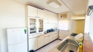 キッチン:基本的な家電・食器を完備。暮らすように滞在できる使いやすいキッチンです。
