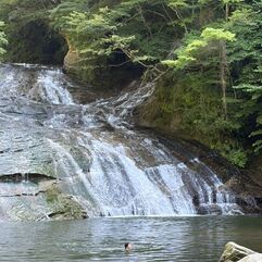粟又の滝は養老渓谷の上流にあり、養老渓谷随一の壮大な景観を誇ります。落差約30m、長さ約100m。