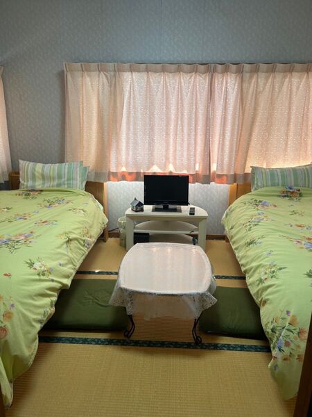 窓から光が入る、ゆっくり休める和室・寝室