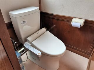 温水洗浄便座付き。清潔で使いやすいトイレ