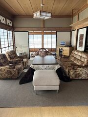 大人数でもくつろげる、明るく広々とした居間