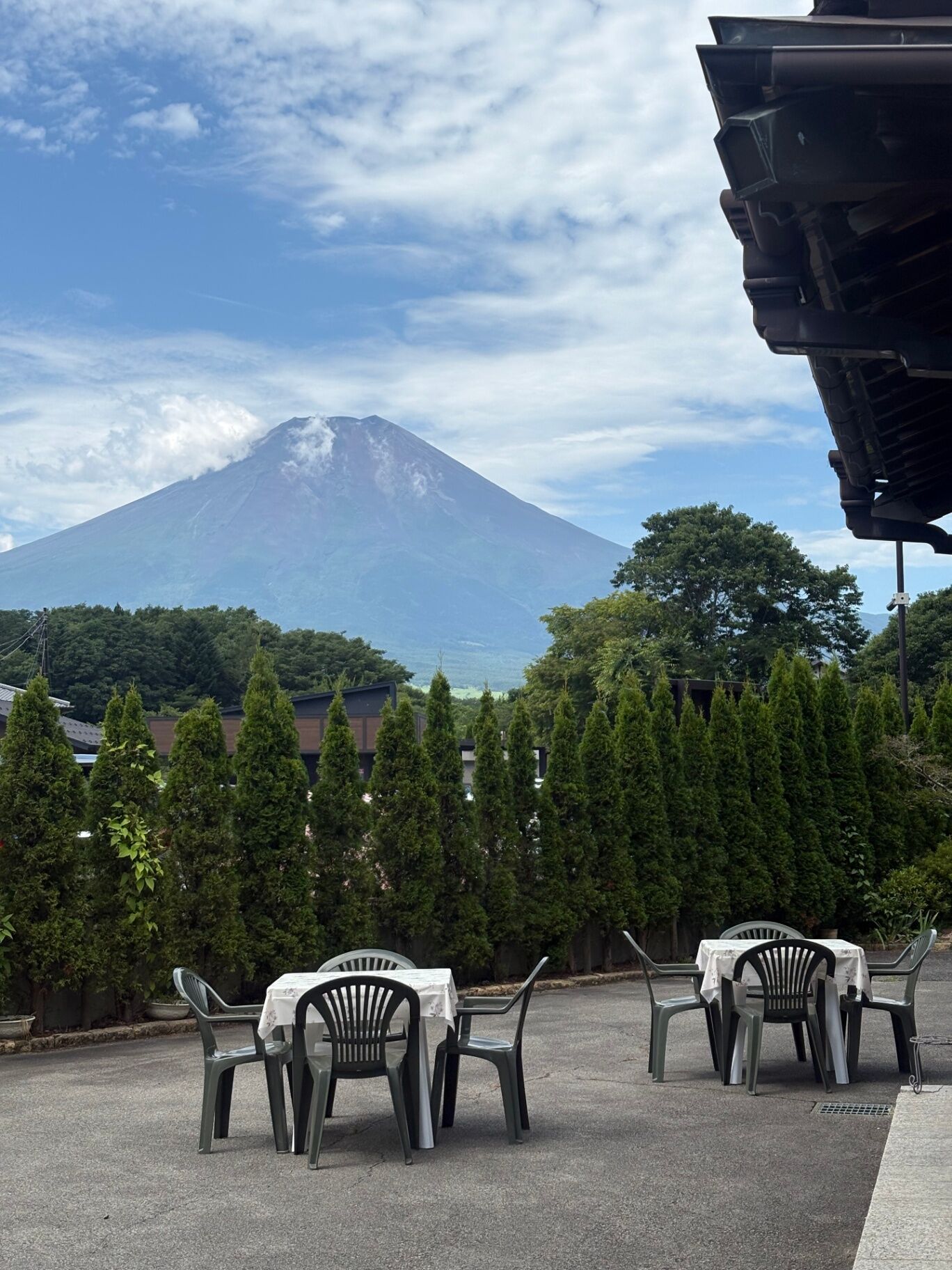 庭から望む雄大な富士山。記念撮影にもおすすめ