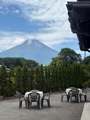 庭から望む雄大な富士山。記念撮影にもおすすめ