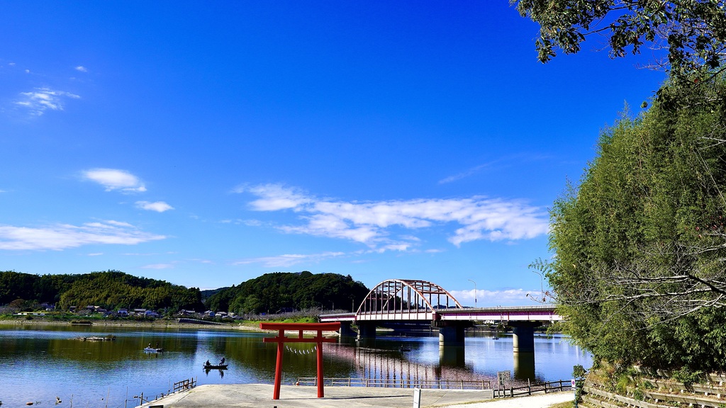 高滝湖と鳥居