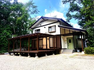 広々駐車場付き南面向き大型4LDKの建物は大人数でのご利用に最適です