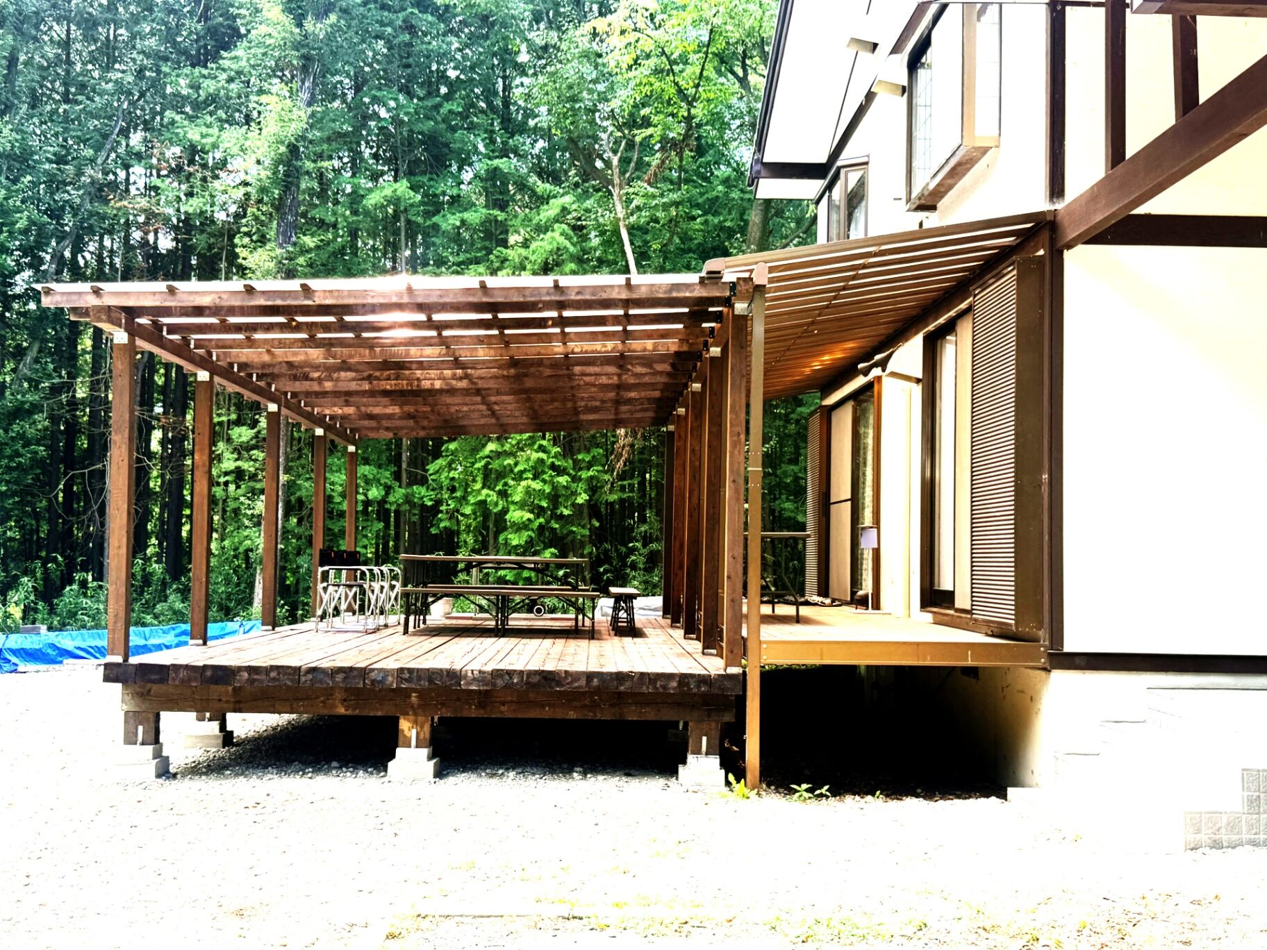 約30畳の屋根付きウッドデッキは大人数でのBBQでもゆとりある広さ。もちろんBBQ備品類も全部無料！