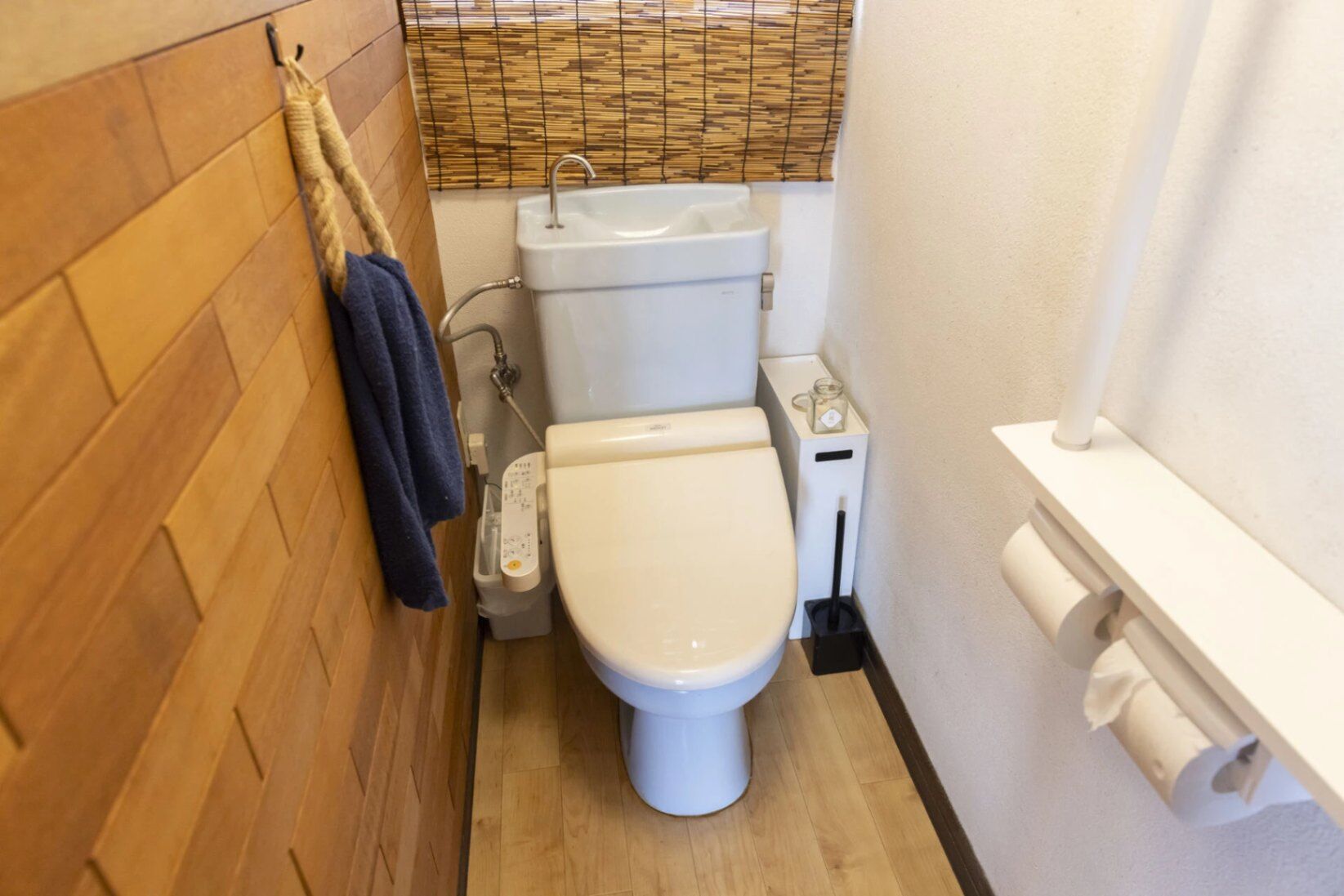 １Fは木の温かみがあるウォシュレット付きのトイレ