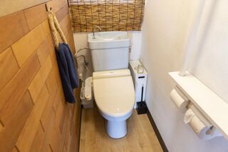 1Fは木の温かみがあるウォシュレット付きのトイレ