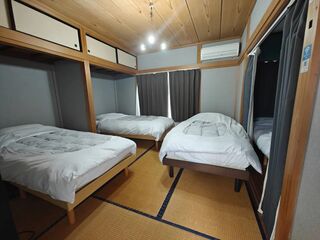 2階寝室はベッドでゆったりと