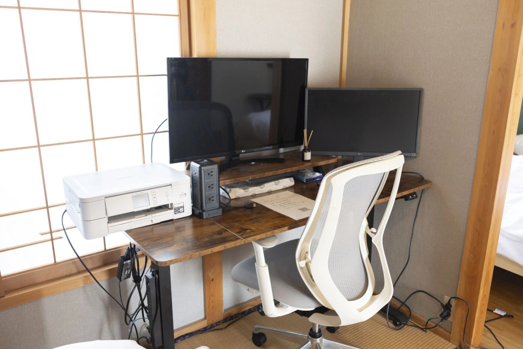 昇降デスク、ワークチェア、Wモニター、複合機、速度が速いWIFIがあります。ワーケーションにも！