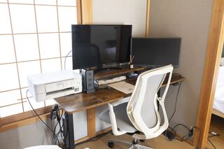 昇降デスク、ワークチェア、Wモニター、複合機、速度が速いWIFIがあります。ワーケーションにも!