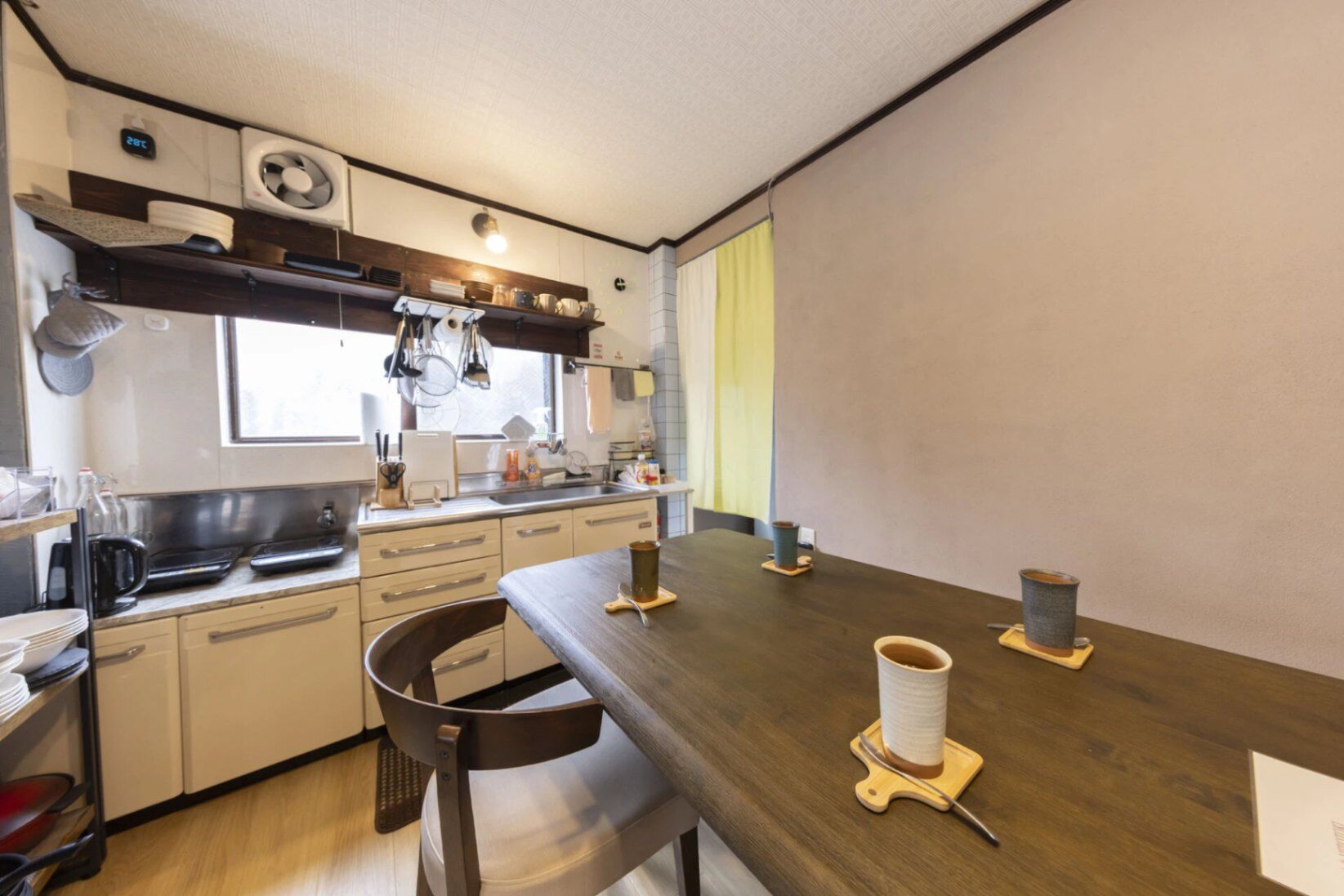 キッチンには、食器類、カトラリー、電子レンジ、炊飯器、トースター、IHコンロ２口、調味料など