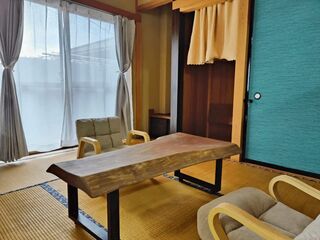 LAN接続・エアコン・エクササイズ器具・テレビ・暖房・本などの読み物等、リビングは充実した設備。