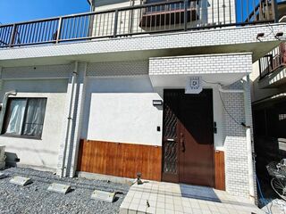 敷地内駐車場2台と別に2台駐車できます。