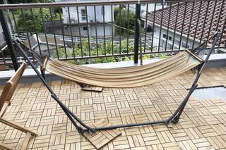 バルコニーにはハンモックがあります。