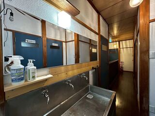 2階の洗面化粧台長い鏡で3名様並んで使用できます