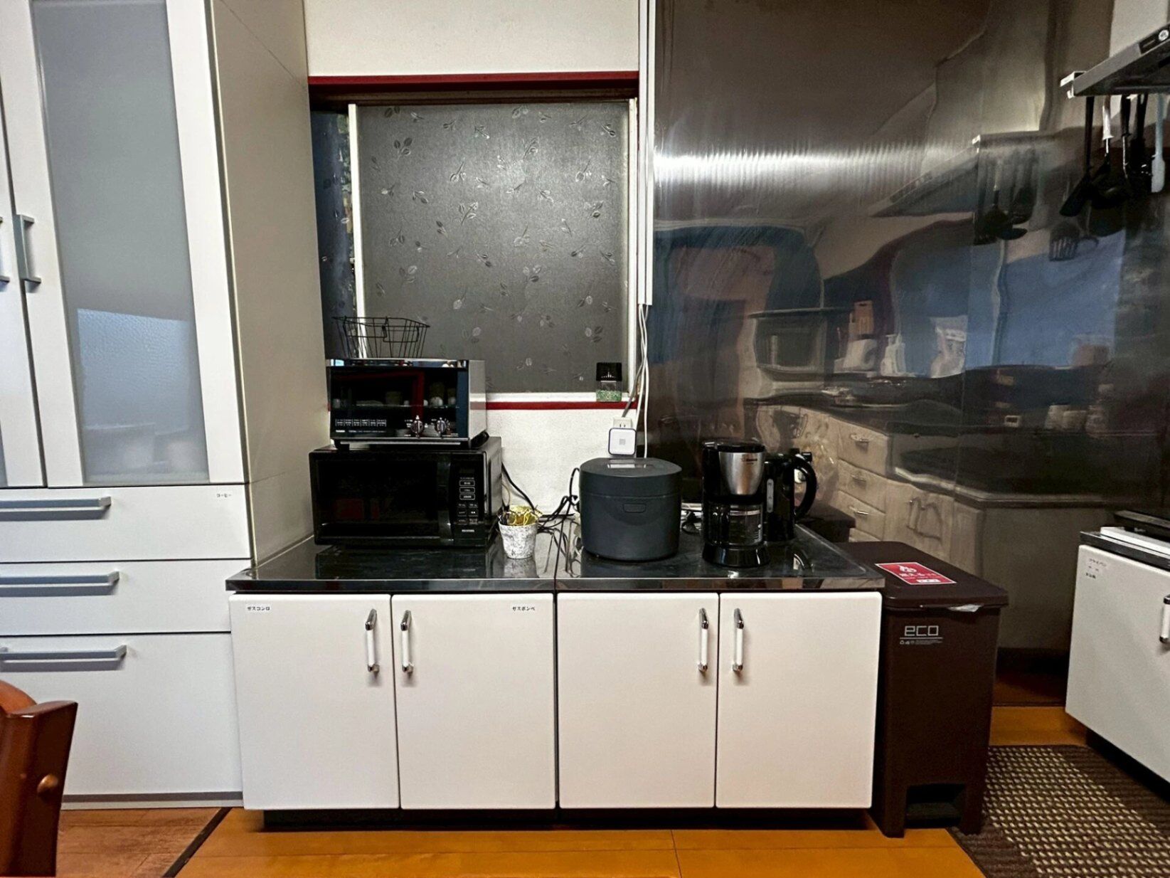 電子レンジ２台、炊飯器、オーブントースター、ポット、コーヒーメーカー