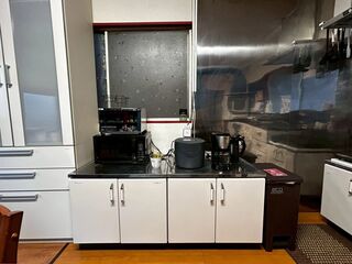 電子レンジ2台、炊飯器、オーブントースター、ポット、コーヒーメーカー
