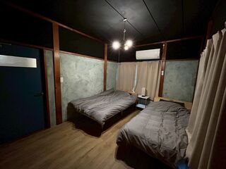 階段を上がって突き当りの2名様のベッドの寝室B