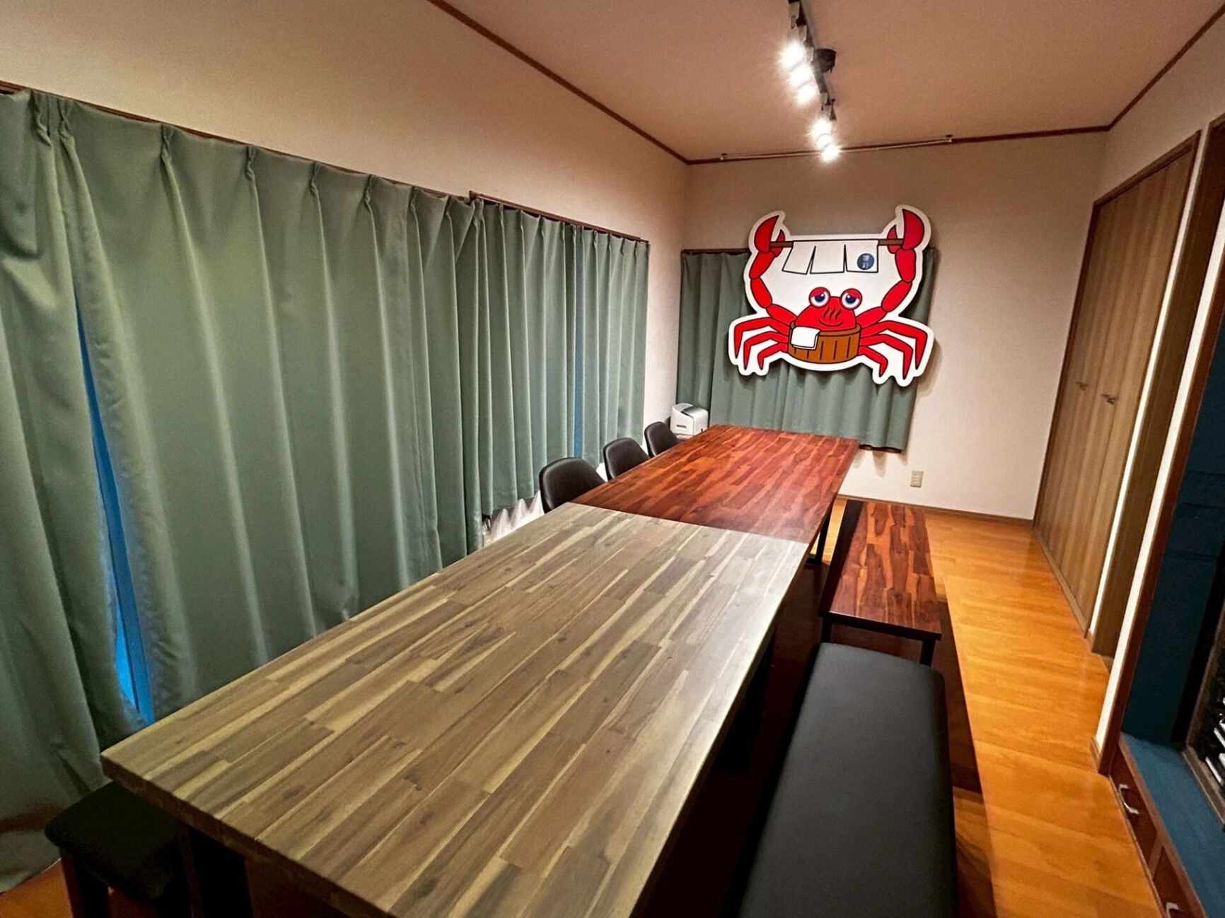 １２名様が同時に座れるダイニングテーブル