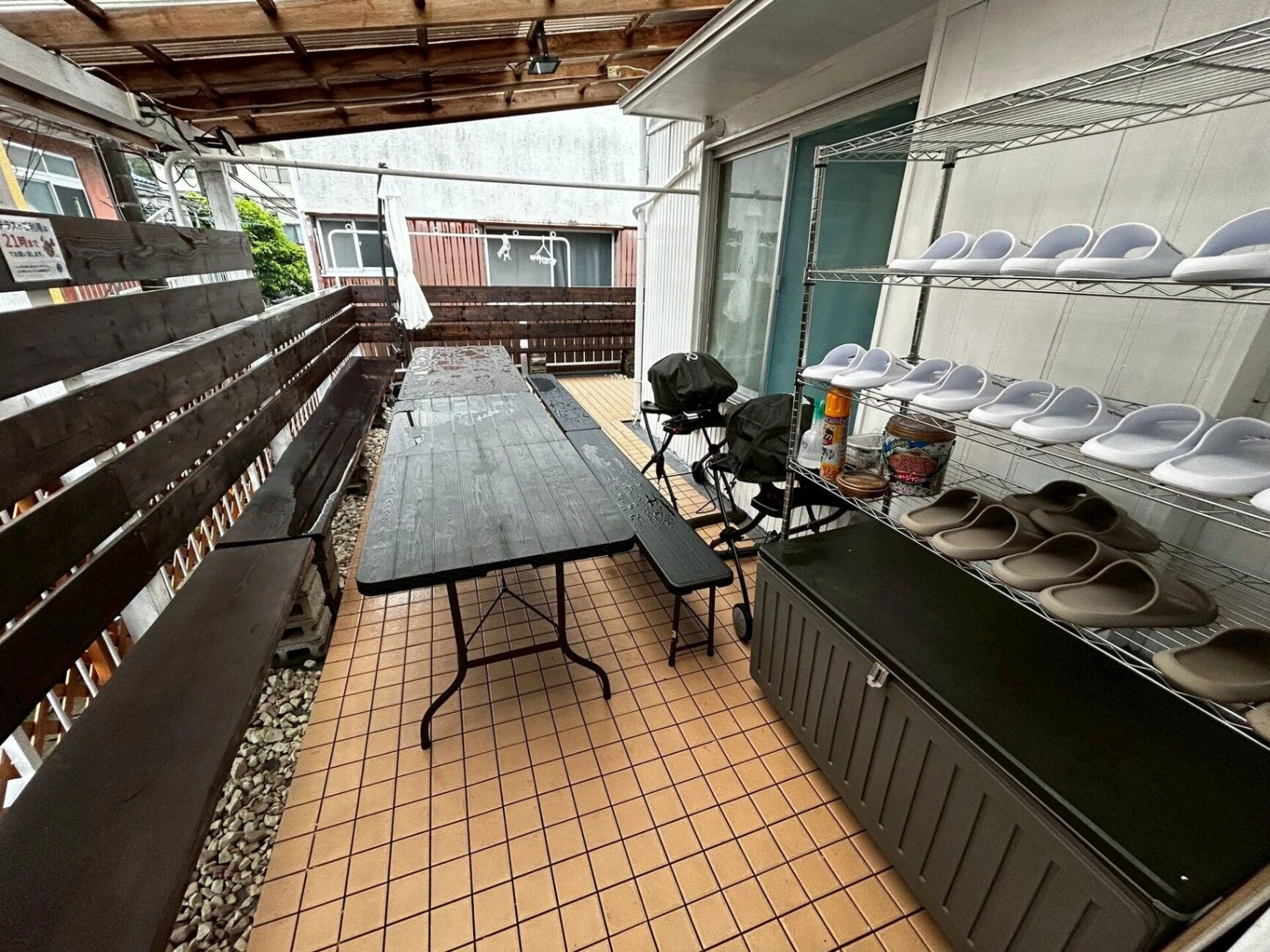 屋根付きBBQができる２階屋外テラス