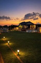 ライトに包まれた広々としたプライベートガーデン