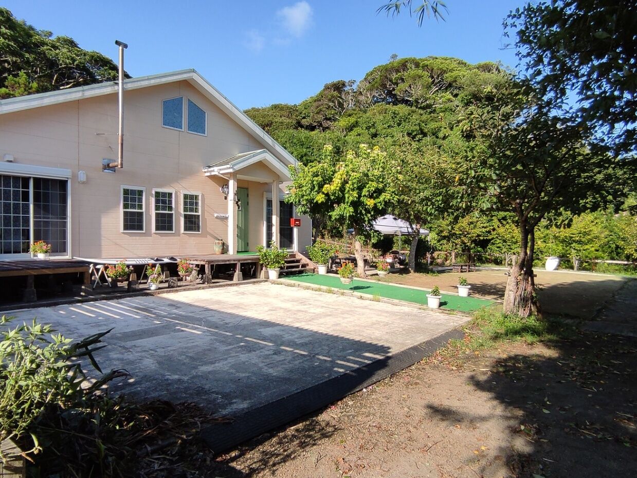 芝生を敷いた広々としたプライベートガーデン