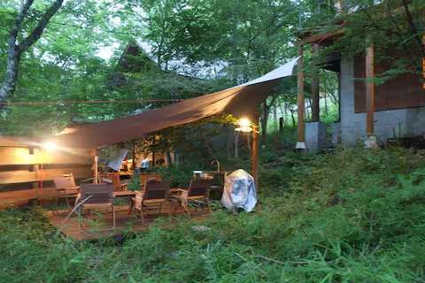 BBQ用専用デッキ、タープを常設、多少の雨は凌げます