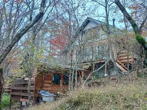 サウナ小屋と母屋