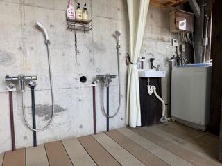 屋外共有シャワー/トイレ&洗濯機