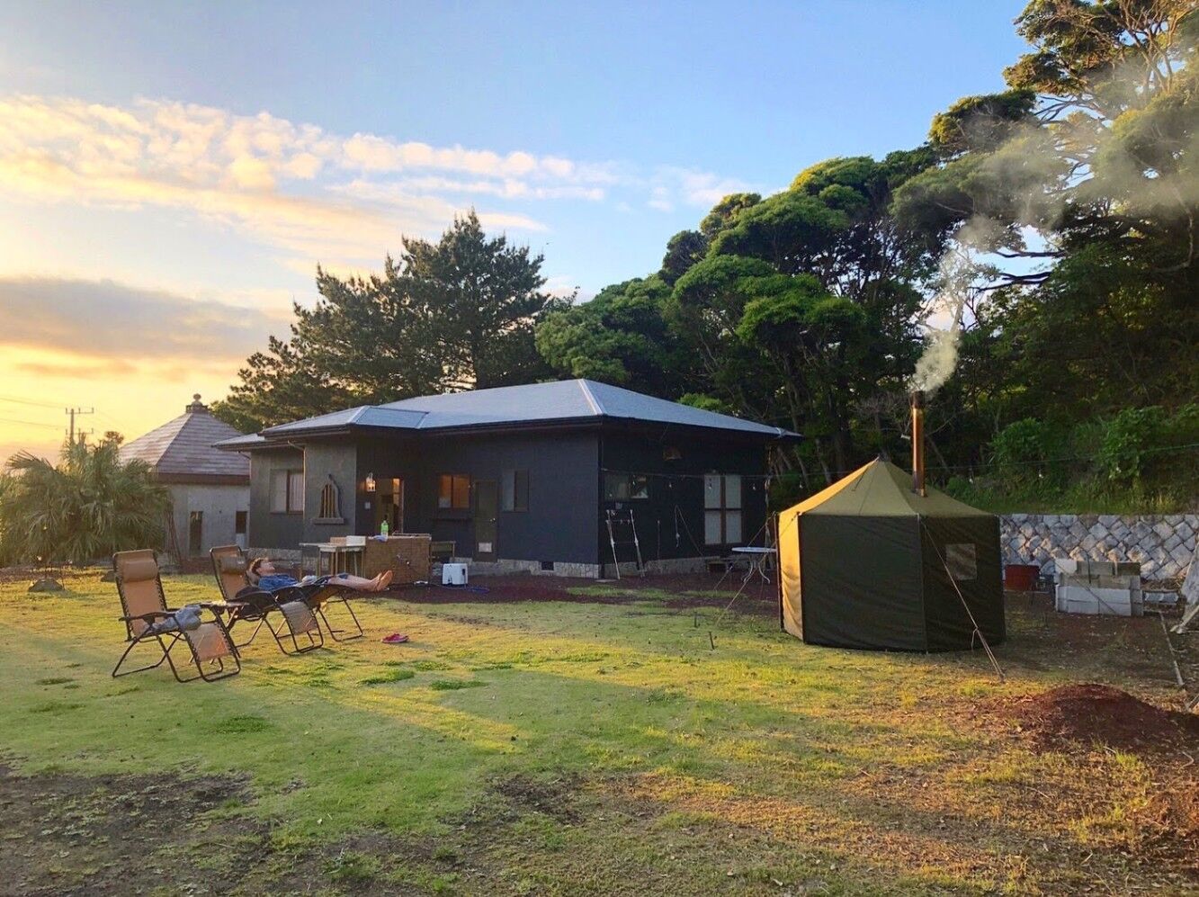 夕暮れの庭と一棟貸し