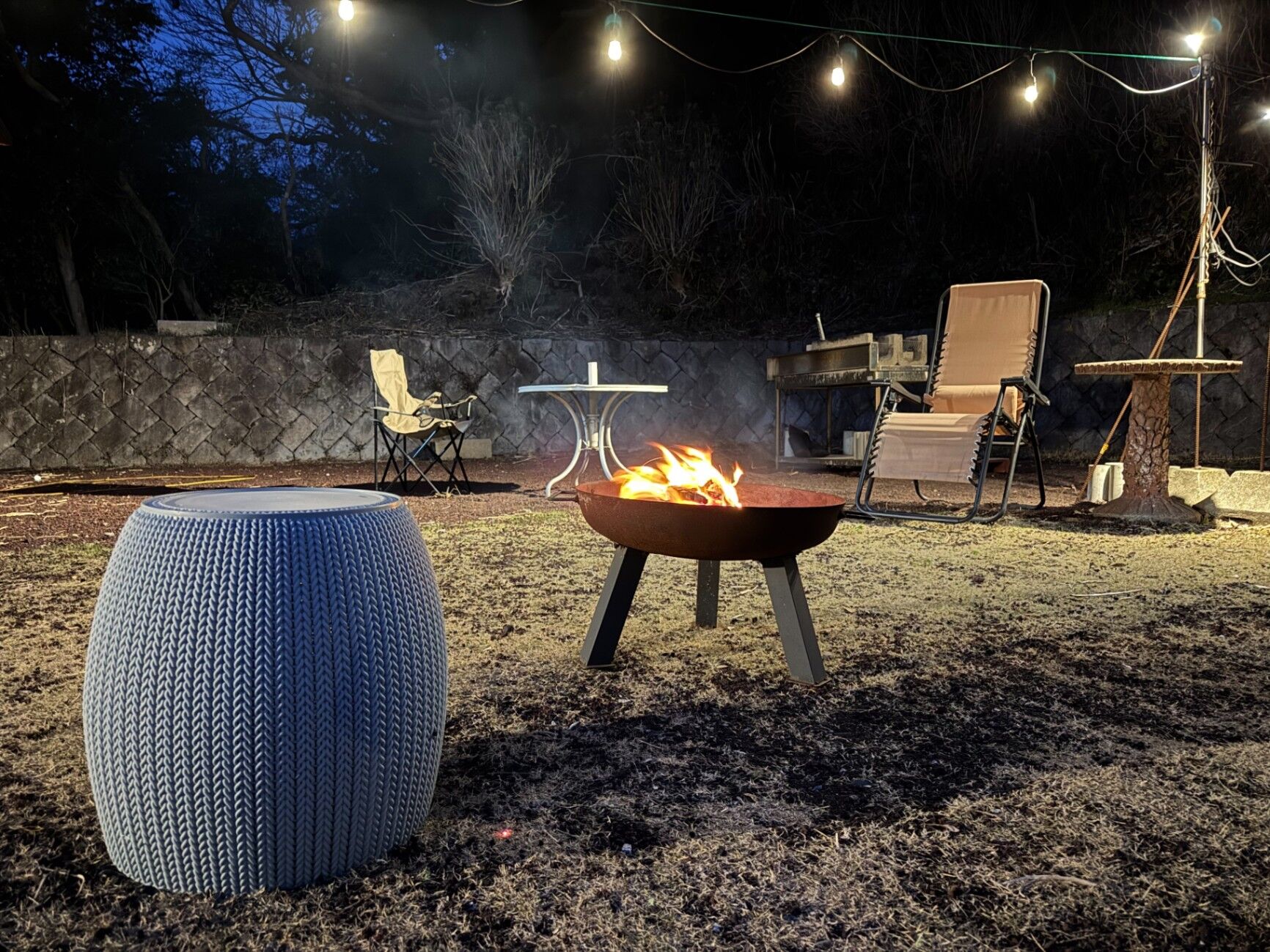 火を囲む夜の時間