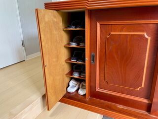 玄関（下駄箱の左端扉をあけるとスリッパが入っています）